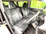 運転席まわりには十分なスペースがあり、大柄な方でもゆったり運転していただける環境です。