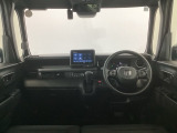 【前方視界】開放的な前方視界!運転がしやすく疲れにくいです♪窓が大きく、見通しがとっても良いおクルマですよ♪