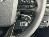 【クルーズコントロール】こちらを操作いただくことで、車は一定速度を維持したまま走行し続けます ブレーキ操作やスイッチを切ることで通常走行に戻ります