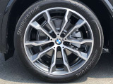 BMW純正20インチホイール。洗練されたデザインで、足元の個性を引き立てます。