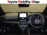 すっきりとしたデザインで上品な色使いの運転席周りですね。居心地の良い運転席、長く座ってられるリラックスできるデザインがいいですね。