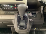 CVT車のセレクトレバーです。低速から高速まで、変速ショックのないスムーズな走りを実現するとともに、エンジン効率のよい領域を維持することで燃費にも貢献します。