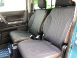 乗り降りがしやすい高さのフロントシートです。運転席と助手席にシートヒーターが付いています。