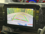 【バックカメラ】駐車時に後方がリアルタイム映像で確認できます。大型商業施設や立体駐車場での駐車時や、夜間のバック時に大活躍!運転スキルに関わらず、今や必須となった装備のひとつです!