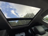 電動パノラミックサンルーフも装備しております。天気のいい日に開放して運転したら気持ちがいいですよ♪