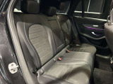 メルセデスのシートは少し硬めになっております。長時間の運転の際、適度な反発があることでお尻や腰の負担を減らす効果が御座います。