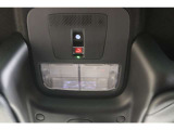 【SOSコール】体調が悪くなったときや事故に遭遇したとき、または高速道路上であおり運転にあっているときなど、緊急時に「緊急通報ボタン」を押すとオペレーターが警察・救急への取次ぎを行います。