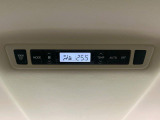 【リアオートエアコン】広い後部座席には必須の機能!風量や温度を自動で調整し前席と同様な車内環境にしてくれるリアオートエアコンを装備。夏の暑さも冬の寒さもストレスなく快適にお過ごしいただけます♪
