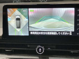 【アラウンドビューモニター】車を上から見下ろしているかのような映像で周囲の状況がひと目で確認、狭い駐車場に駐車するときも安心です♪