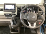 【ハンドル】運転にかかわる様々な操作を安全に行えるように視点移動が少なく操作性に配慮されたスイッチ類が凝縮されたコックピットです。