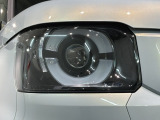 LEDヘッドライトは、点灯の瞬間から最大光量を発揮し、突然暗くなるトンネルなどでの安定感を高めます。
