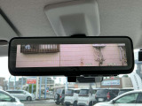 後席に同乗者がいる際の後方視界を確保するスマートルームミラーです。 もちろん電源オフ時には通常のルームミラーとして利用できます。