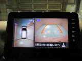 上から丸見え!アラウンドビューカメラです。お車の周りを写します。もちろん後退時には右画面に大きく表示します。