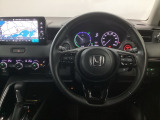 【ハンドル】運転にかかわる様々な操作を安全に行えるように視点移動が少なく操作性に配慮されたスイッチ類が凝縮されたコックピットです。