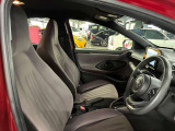 運転席の画像です。足元やシートまわりに余裕があり、リラックスした姿勢で運転が可能です。視界も良好で操作系へのアクセスもしやすく、快適で安心感のあるドライブをサポートします。