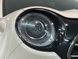 LEDヘッドライトは、点灯の瞬間から最大光量を発揮し、突然暗くなるトンネルなどでの安定感を高めます。