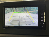 【バックカメラ】駐車時に後方がリアルタイム映像で確認できます。大型商業施設や立体駐車場での駐車時や、夜間のバック時に大活躍!