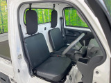 運転席まわりには十分なスペースがあり、大柄な方でもゆったり運転していただける環境です。