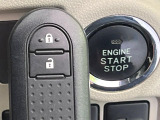 【キーフリーシステム】カバンやポケットに入れたままでもドアの施錠・解錠が可能なスマートキーを装備。エンジンのオン・オフ時もカギを取り出す必要が無いからとっても便利です♪