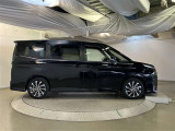 運転席側も電動スライドドアになってます。ショッピングなどでのお買い物時手がふさがっていてもドアに軽く触れるかリモコンで開閉できるので便利です!