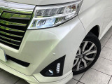 【LEDヘッドライト】悪天候や夜間走行時も良好な視界を確保し安心して運転できる高輝度LEDヘッドライトを装備!点灯速度が早く、消費電力も抑えられています。