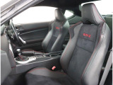 運転しやすく座り心地良いフロンシートです。シート座面にかかる体重を広い範囲で受け止め、バランスよく分散、さらにバックレストによって肩まできちんとサポートするなど、疲れにくいシート構造です。