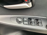 パワーウィンドウと電動格納ドアミラーです。