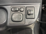 狭い駐車場で便利な電動格納ドアミラーが付いています。