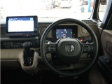 運転にかかわる様々な操作を安全に行えるように視点移動が少なく、操作性に配慮されたスイッチ類が凝縮されたコクピットです。