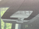 【三菱e-Assist】走行中に前方の車両等を認識し、衝突しそうな時は警報とブレーキで衝突回避と被害軽減をアシスト。より安全にドライブをお楽しみいただけます。
