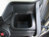 運転席右側の手の届きやすい位置にもドリンクホルダーがあります。