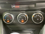 【オートエアコン】一度お好みの温度に設定すれば、車内の温度を検知し風量や温度を自動で調整。暑い&hellip;寒い&hellip;と何度もスイッチ操作をする必要はありません。快適な車内空間には必須の機能ですね♪