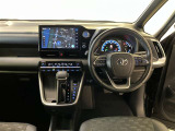 運転席周りのレイアウトをご覧ください。ナビゲーションが綺麗に装着されすっきり収まってますね!