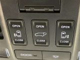 両側パワースライドドアを採用しており、運転席から簡単に開閉操作が可能です。駐車場や狭い場所でも扱いやすく、乗車時・降車時の負担を軽減します。