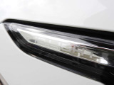 【IQ.LIGHT】 対向車や先行車のドライバーを眩惑することなく、前方の路面と路肩を広範囲に明るく照らすことができるマトリックスLEDヘッドライトを装備。快適なドライブをアシストします。