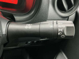 【オートライト】車のセンサーが周囲の明るさを感知し、自動でヘッドライトを点灯・消灯する機能です。この機能は夕暮れ時の交通事故が多い時間帯の安全性を高めてくれます。