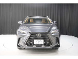 エクステリアは、一目でLEXUSとわかるスピンドルグリルを起点に、人が乗るキャビンの前後を大胆に絞り込んだ菱形のボディと力強く張り出したホイールフレアを融合させ、タイヤの存在を強調しています。