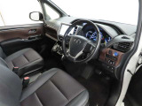 シンプルで使いやすいデザインの運転席です。