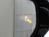 ブラインドスポットモニター装備。隣車線を走る車両を検知。ドアミラーでは確認しにくい後方、側方エリアに存在する車両や急接近してくる車両も検知しドアミラーに搭載されたLEDインジケーターが点灯します。