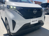 LEDヘッドランプ:ハロゲンランプの約2倍の光量でより明るく遠くを照らし、夜間走行時の視認性を高めます。