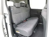 リヤシートは3人掛けの5人乗りのお車になります♪