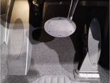 【ペダル】BMWはオルガン式アクセルペダルを採用しています。踏み込む足とペダルが同じ軌跡を描くため、かかとがずれにくく、アクセルコントロールがよりしやすくなるメリットがあります。