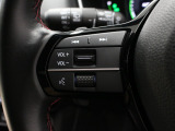 【ステアリモコンスイッチ】ハンドル装備されいるリモコンで運転中にナビゲーションのチャンネルや曲を変えることが出来ます。運転しながらの危険なナビ操作がなくなりますので安心です。