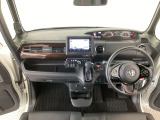 【前方視界】開放的な前方視界!運転がしやすく疲れにくいです♪窓が大きく、見通しがとっても良いおクルマですよ♪