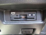 見栄えよくすっきりと収まるETC車載器です。高速道路の料金所をスムーズに通過でき、快適なドライブをサポートします。納車されたその日からすぐに遠出やロングドライブを楽しめます。