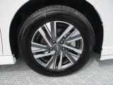 日産純正のアルミホイールが装着されてます。ボディデザインとマッチしておりカッコイイですね。