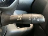 車外の明るさに応じでライトを点灯、消灯してくれるオートライト機能です☆お天気の良い昼間のトンネル走行などオートにしてると便利で安心です☆エンジン停止時にライトの消し忘れも無くなります☆