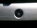 プッシュエンジンスタート機能付です。ボタンひとつでエンジン始動ができ、忙しい朝の出発もカギを探すことなくスマートにできます。