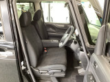フロント広々、ベンチシートの運転席は、ハイトアジャスターが付いているので、快適にドライブができます。ハンドルはチルトステアリングで、ハンドル位置を上下に調節できます。