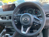 走行中の視線移動を少なくしたレイアウト。安心して運転に集中できるマツダ独自の運転環境となっています。